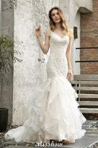 Elegante vestido de novia de sirena con escote en V y apliques de encaje de tul.