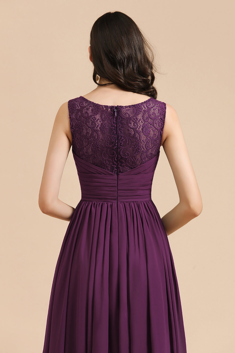 Elegantes vestidos de dama de honor de gasa con encaje y escote en V y volantes en forma de A