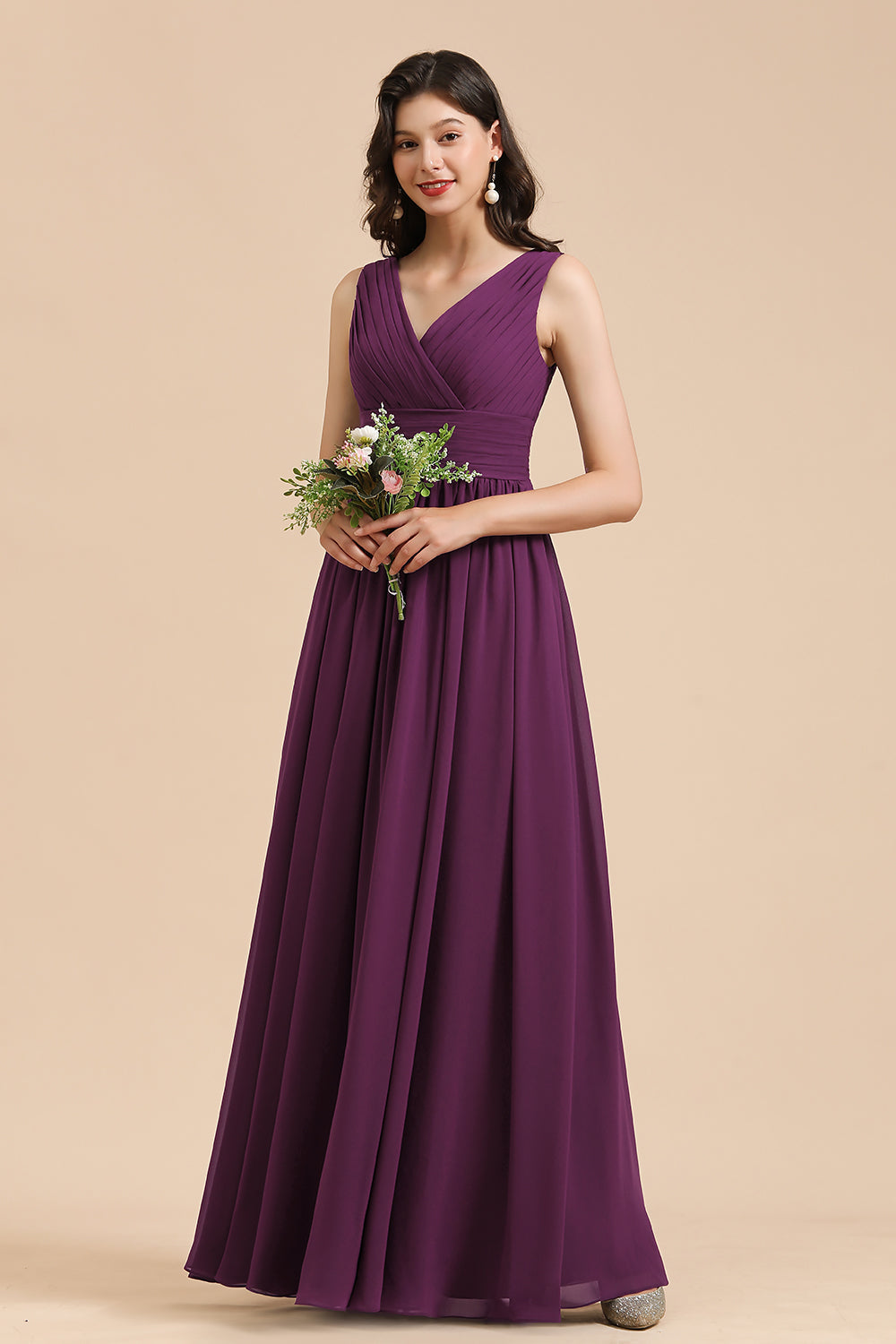 Elegantes vestidos de dama de honor de gasa con encaje y escote en V y volantes en forma de A