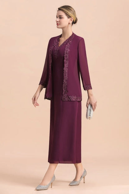 Elegante vestido de madre de la novia en color uva, sin mangas, con escote en V y apliques cruzados