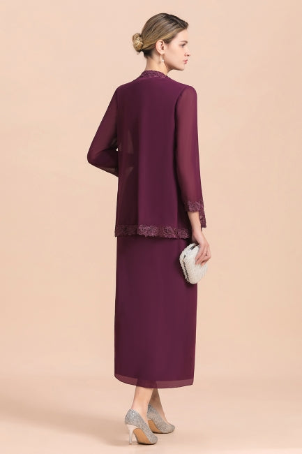 Elegante vestido de madre de la novia en color uva, sin mangas, con escote en V y apliques cruzados