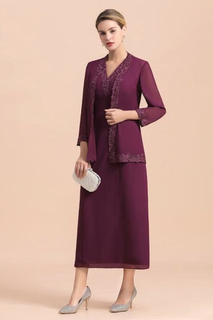 Elegante vestido de madre de la novia en color uva, sin mangas, con escote en V y apliques cruzados