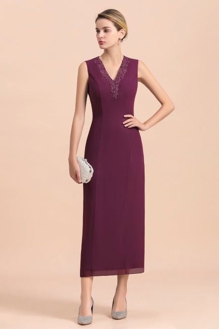 Elegante vestido de madre de la novia en color uva, sin mangas, con escote en V y apliques cruzados