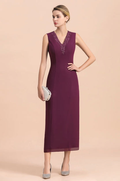 Elegante vestido de madre de la novia en color uva, sin mangas, con escote en V y apliques cruzados