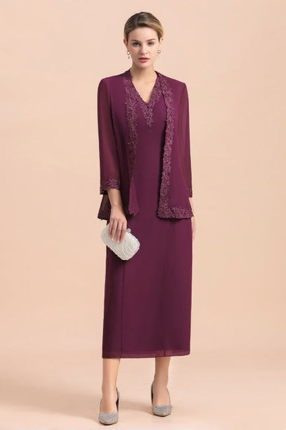 Elegante vestido de madre de la novia en color uva, sin mangas, con escote en V y apliques cruzados