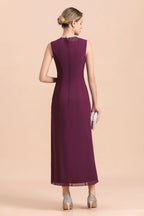 Elegante vestido de madre de la novia en color uva, sin mangas, con escote en V y apliques cruzados