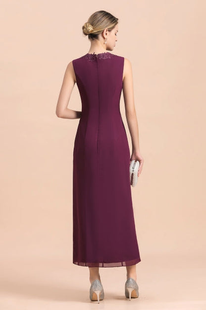 Elegante vestido de madre de la novia en color uva, sin mangas, con escote en V y apliques cruzados