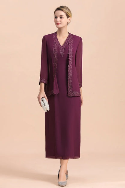 Elegante vestido de madre de la novia en color uva, sin mangas, con escote en V y apliques cruzados