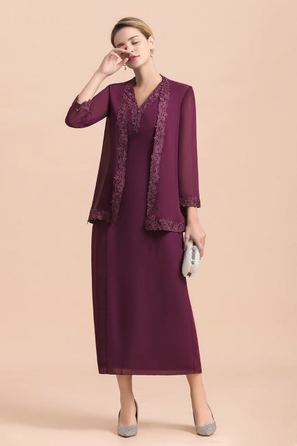 Elegante vestido de madre de la novia en color uva, sin mangas, con escote en V y apliques cruzados