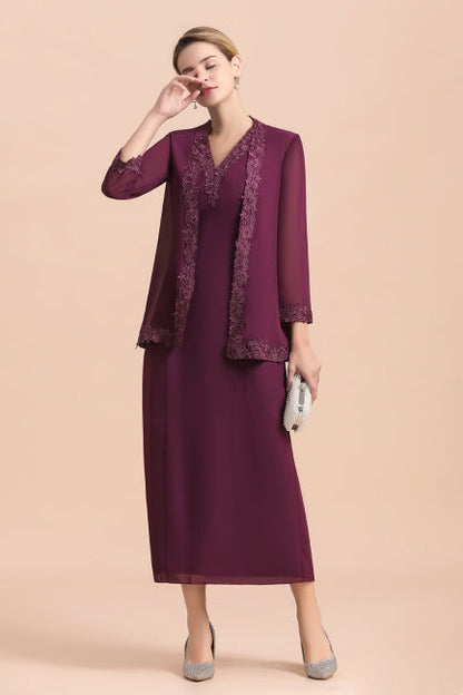 Elegante vestido de madre de la novia en color uva, sin mangas, con escote en V y apliques cruzados