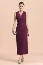 Elegante vestido de madre de la novia en color uva, sin mangas, con escote en V y apliques cruzados