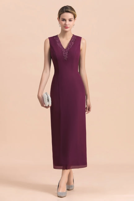 Elegante vestido de madre de la novia en color uva, sin mangas, con escote en V y apliques cruzados