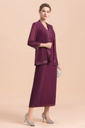 Elegante vestido de madre de la novia en color uva, sin mangas, con escote en V y apliques cruzados