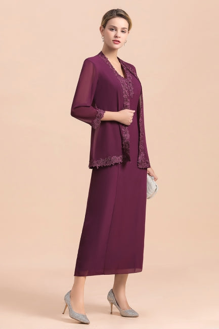 Elegante vestido de madre de la novia en color uva, sin mangas, con escote en V y apliques cruzados