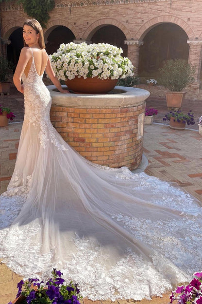 Elegant V-neck Spaghetti Straps Sleeveless Mermaid Wedding Dress With Lace