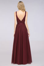 Elegante vestido de dama de honor de gasa con escote en V, tirantes, espalda descubierta y volantes hasta el suelo