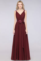 Elegante vestido de dama de honor de gasa con escote en V, tirantes, espalda descubierta y volantes hasta el suelo