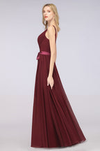 Elegante vestido de dama de honor de gasa con escote en V, tirantes, espalda descubierta y volantes hasta el suelo
