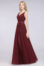 Elegante vestido de dama de honor de gasa con escote en V, tirantes, espalda descubierta y volantes hasta el suelo