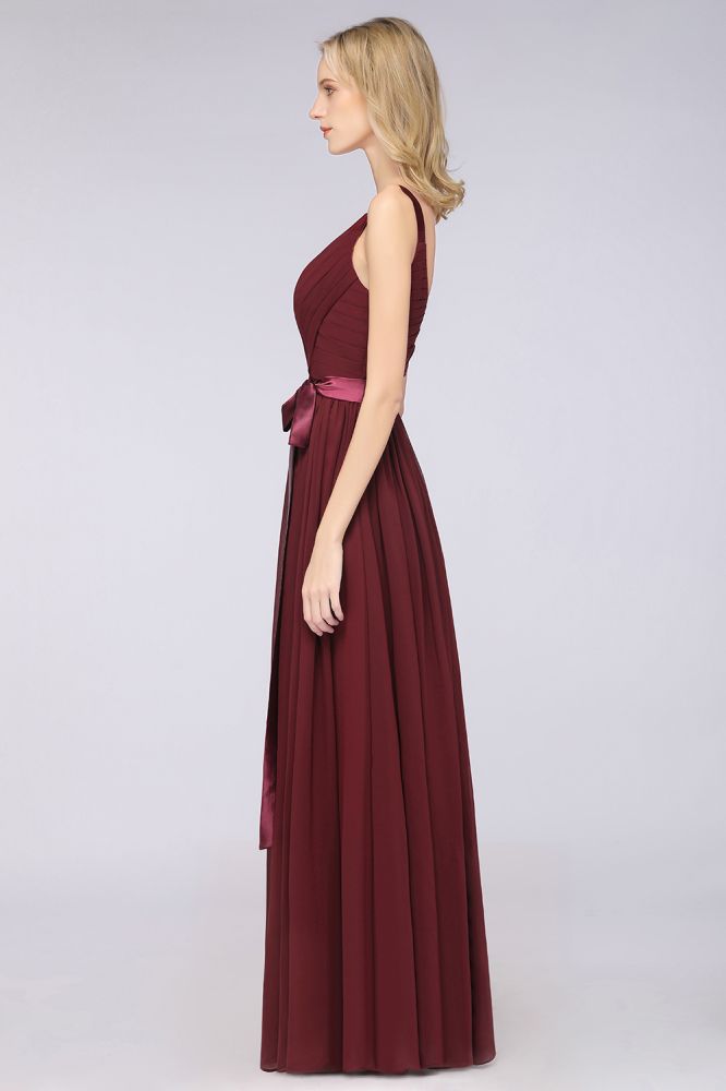 Elegante vestido de dama de honor de gasa con escote en V, tirantes, espalda descubierta y volantes hasta el suelo
