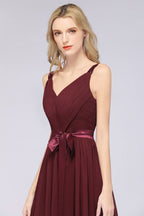 Elegante vestido de dama de honor de gasa con escote en V, tirantes, espalda descubierta y volantes hasta el suelo