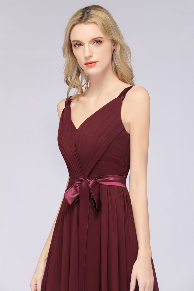 Elegante vestido de dama de honor de gasa con escote en V, tirantes, espalda descubierta y volantes hasta el suelo