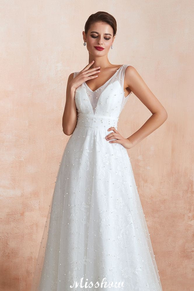 Elegante vestido de novia de tul con escote en V y perlas para playa