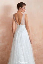 Elegante vestido de novia de tul con escote en V y perlas para playa