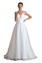 Elegante vestido de novia de tul con escote en V y perlas para playa