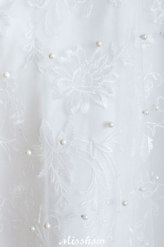 Elegante vestido de novia de tul con escote en V y perlas para playa
