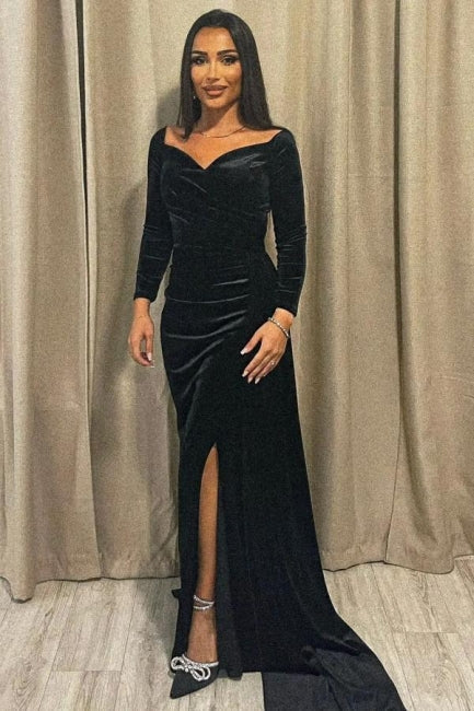 Elegante vestido de noche largo de terciopelo negro con abertura en forma de A y mangas