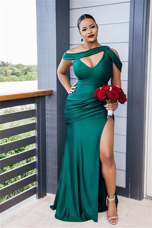 Elegante vestido de dama de honor vintage de satén elástico, sin mangas y fruncido, con hombros descubiertos