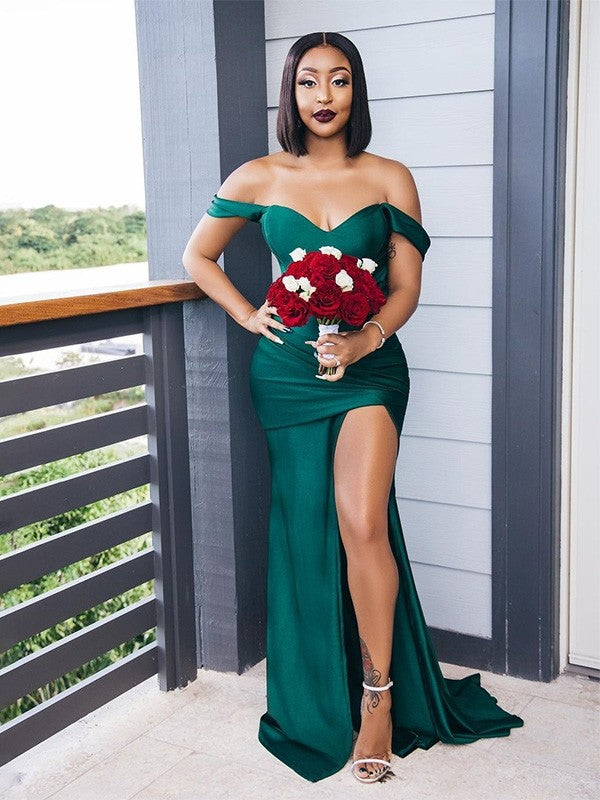 Elegante vestido de dama de honor vintage de satén elástico, sin mangas y fruncido, con hombros descubiertos