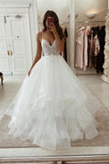 Elegante vestido de novia blanco de tul con escote en V, sin mangas y corte en A con encaje