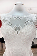 Elegantes weißes langes Meerjungfrau-Brautkleid mit Tüllspitze und offenem Rücken