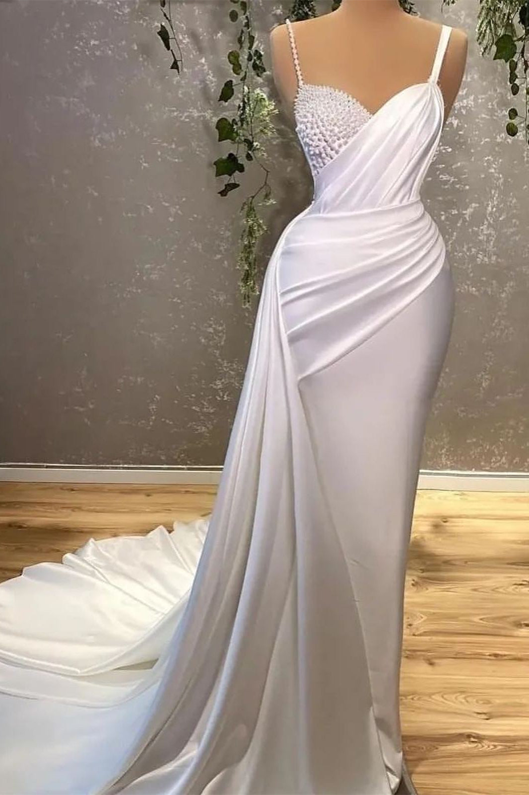 Elegantes weißes ärmelloses Ballkleid mit Perlen