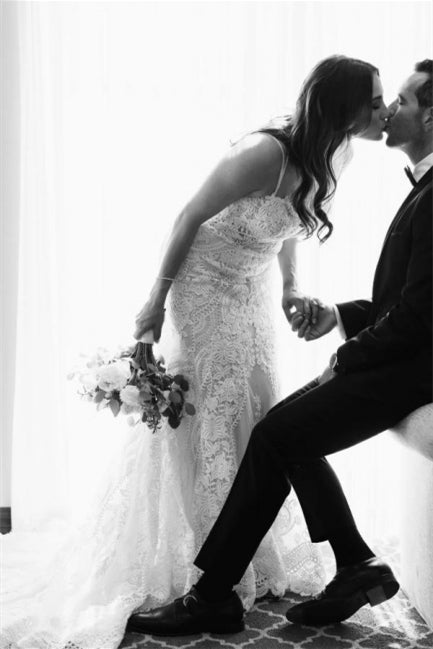 Elegant White V-neck Backless Mermaid Wedding Dresses With Lace