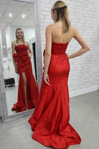 Elton | Vestido de fiesta formal de satén plisado, estilo sirena, rojo, sin tirantes, con lazo grande y abertura