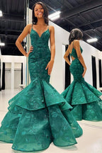 Elysian | Vestido de fiesta de sirena con escote en V y apliques de encaje en capas, color verde cazador