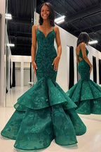 Elysian | Vestido de fiesta de sirena con escote en V y apliques de encaje en capas, color verde cazador