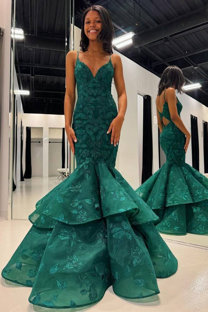 Elysian | Vestido de fiesta de sirena con escote en V y apliques de encaje en capas, color verde cazador