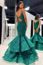 Elysian | Vestido de fiesta de sirena con escote en V y apliques de encaje en capas, color verde cazador