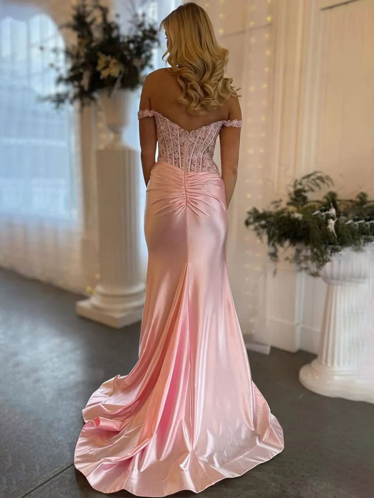 Eseld | Vestidos de fiesta largos de satén rosa con escote corazón y abertura