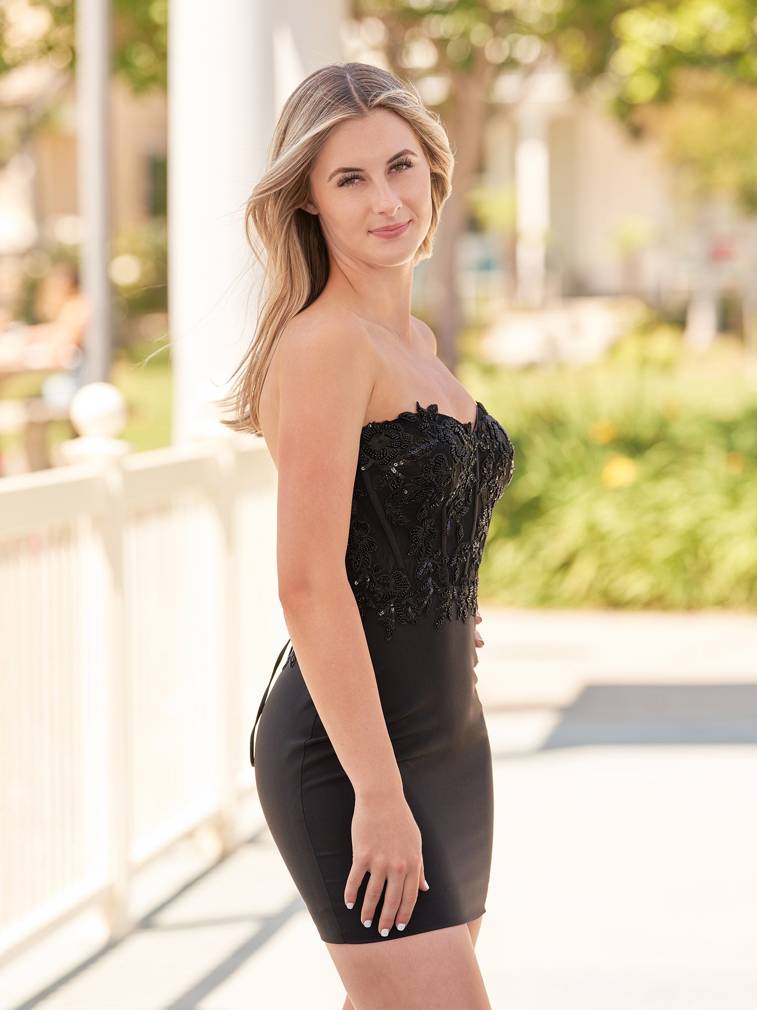 Euline | Vestidos de fiesta negros ajustados con escote corazón y cuentas