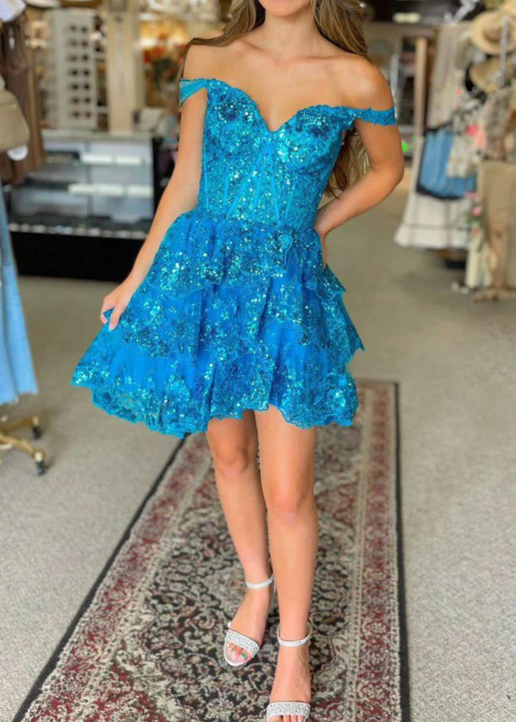 Everly | Vestido corto de fiesta con escote en forma de A y capas