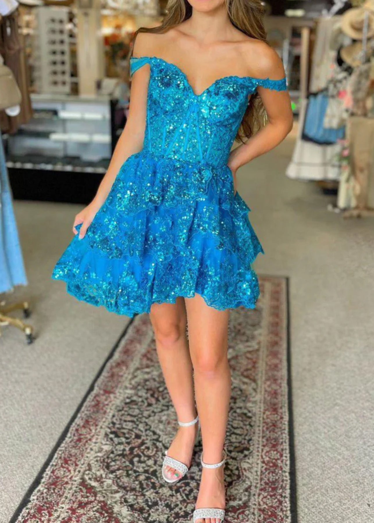 Everly | Vestido corto de fiesta con escote en forma de A y capas