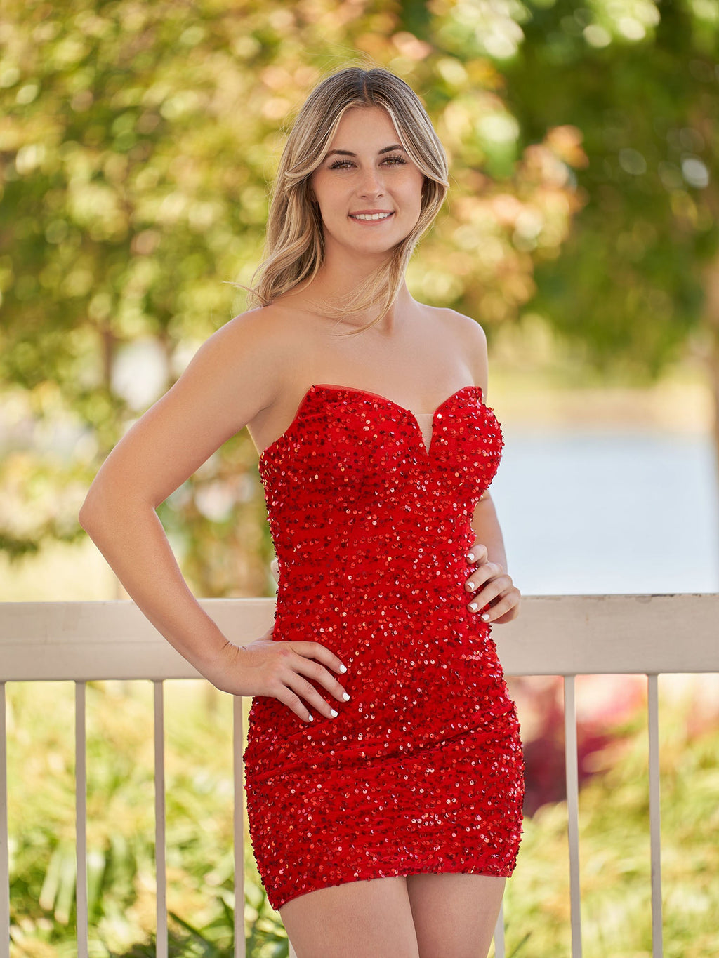 Evora | Vestidos de fiesta cortos negros con lentejuelas y escote en forma de corazón