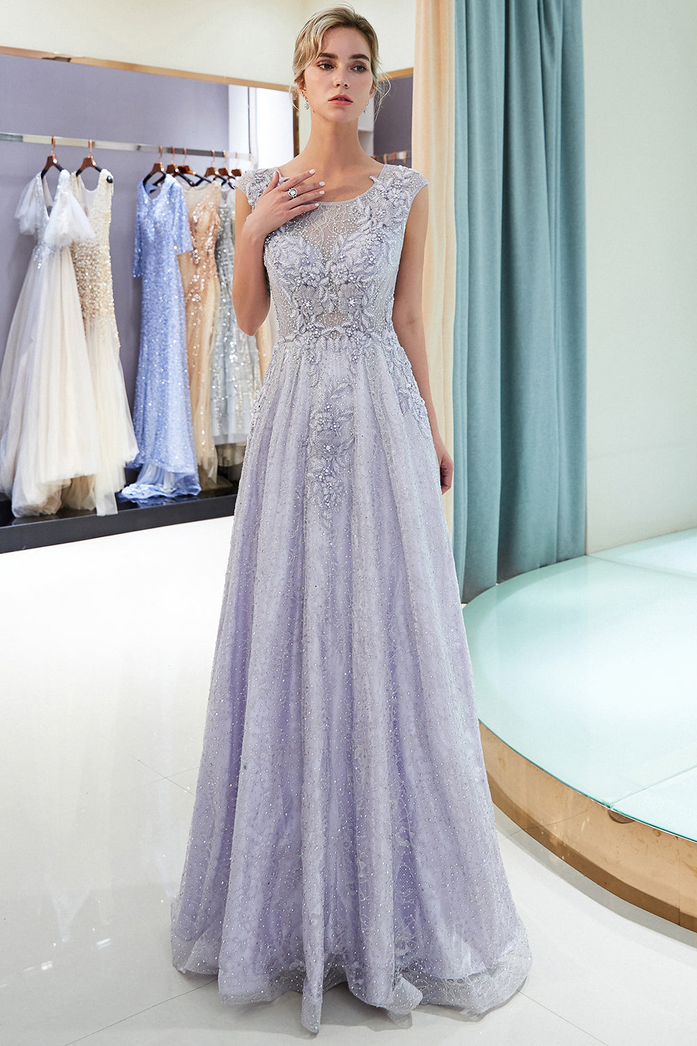 Ausgezeichnetes langes A-Linien-Abendkleid aus Tüllspitze