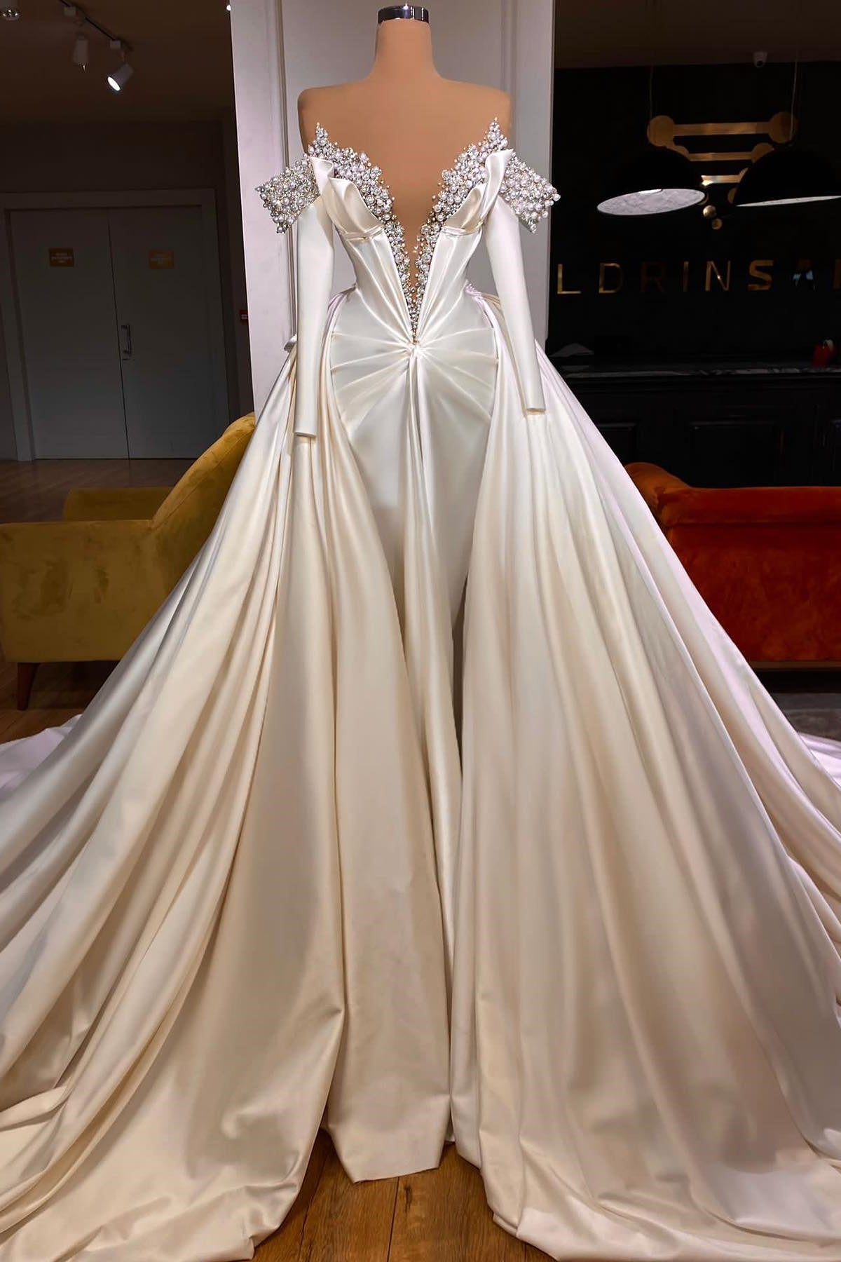 Exquisites bodenlanges A-Linien-Ballkleid aus Satin mit V-Ausschnitt und langen Ärmeln und Perlen