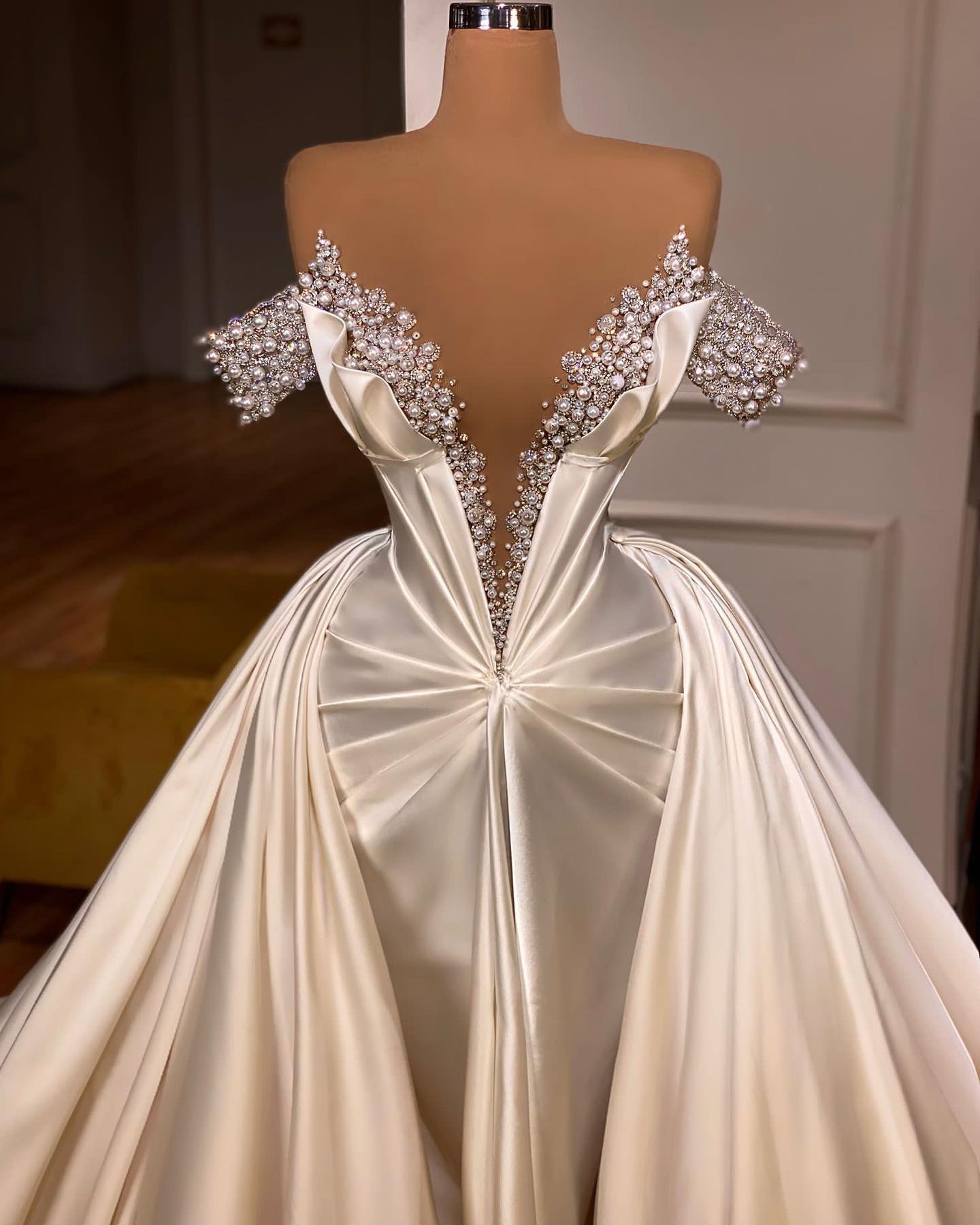 Exquisites bodenlanges, schulterfreies A-Linien-Ballkleid aus Satin mit V-Ausschnitt und Perlen